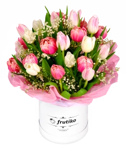 Bílo-růžové tulipány v krabici